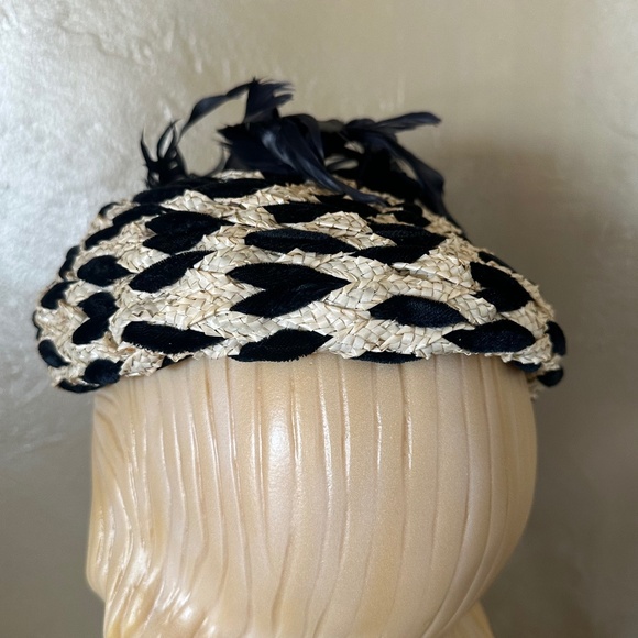 ENCHANTING 1950s\' CREAM STRAW + BLACK FABRIC WOVEN BERET +  IRIDESCENT FEATHERS main image 8